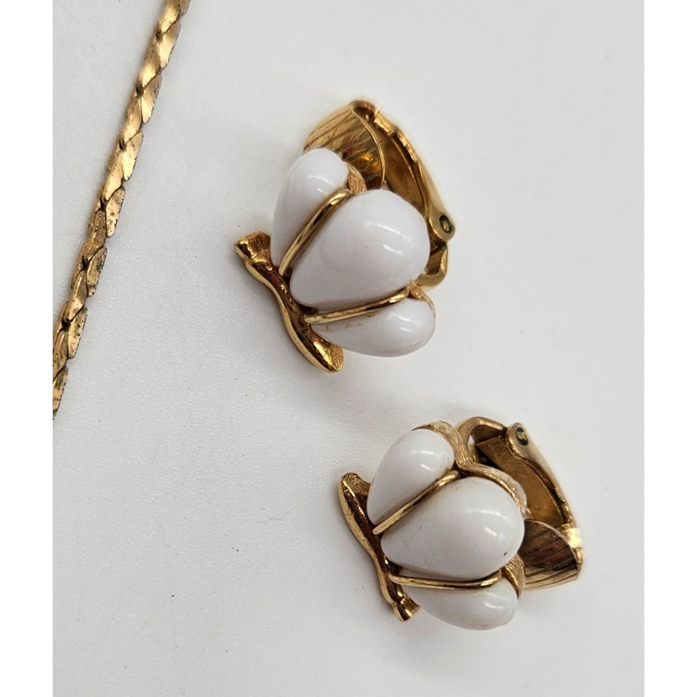 Vintage AVON Gold Tone White Ribbed Pendant Necklace and Clip On Earrings Set - Picture 4 of 12